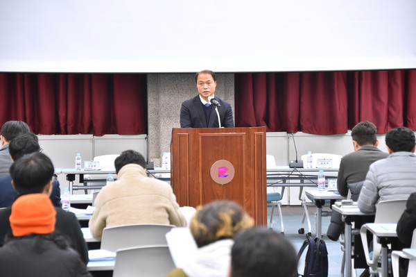 지난 1월10일 시청 대회의실에서 열린 '제1차 탄소중립 녹색성장 기본계획 시민공청회'에서 발표하는 이병석 환경물정책실장 /사진제공=부산시 