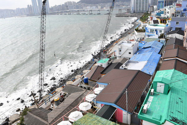 관광 명소인 흰여울문화마을에 건강에 해로운 석면 슬레이트 건축물 40동은 오는 8월까지 정비를 마칠 예정이다. /사진제공=부산시 