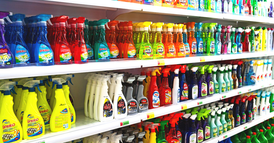 녹색소비자연대는 화우품에 대한 신뢰도 향상과 소비자 변별력을 높이고자 기존 ‘안전기준확인’ 마크 밑단 ‘화학물질저감 우수제품’ 표기를 대신할 화우품 신규 마크를 도입했다. /사진=환경일보DB