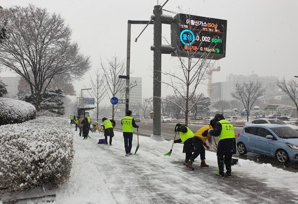 시 공직자들 제설작업 /사진제공=수원시