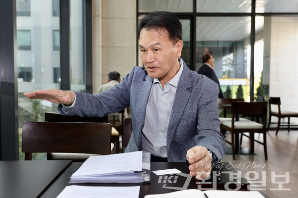 홍종우 그린터보 대표는 국내 개인 하수처리시설의 정화조 대부분이 관리·감독 부실로 제대로 작동하지 않아 우리나라 하천에 악영향을 미치고 있으며, 자가가 개발한 SSMS 시스템이 해결책이 될 수 있다고 밝혔다. /사진=박준영 기자 