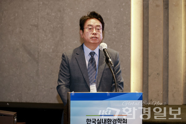 신진호 한국실내환경학회 회장은 이번 행사가 우리나라 실내 공기질 관리 방향과 기술 발전을 위한 시사점을 제공하는 계기가 되길 바란다고 밝혔다. /사진=이다빈 기자