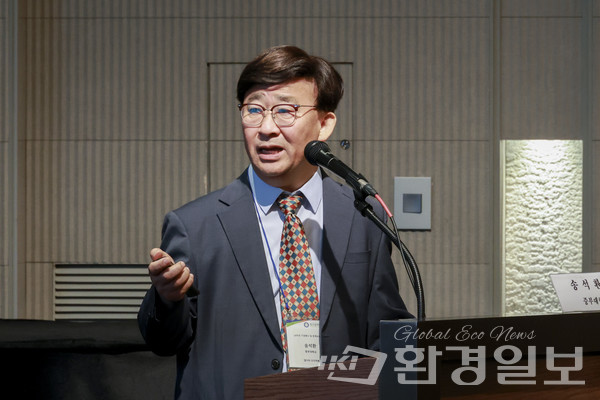 송석환 중부대학교 교수는 실내 석면의 위해성에 대해 설명하며 지금이라도 실내 석면이 인간에게 얼마나 위험한지 적극적으로 연구를 시작하고 관리해야 한다고 밝혔다. /사진=이다빈 기자