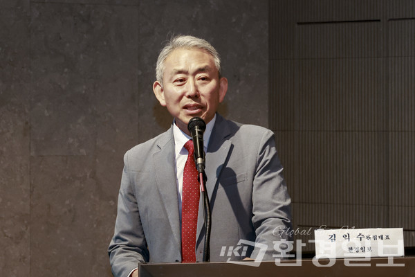 김익수 환경일보 대표는 소통의 중요성을 강조하며 지속가능한 대한민국을 위해 정부와 국민이 어떻게 소통해야 좋을지 함께 고민해 달라고 부탁했다. /사진=이다빈 기자