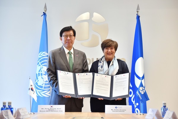 5박 7일 유럽 3개 도시 순방 중인 박형준 부산시장은 현지시각 23일 마드리드 세계관광기구 본부에서 조리차 우로세비치 사무차장을 만나 협약을 체결했다. /사진제공=부산시 