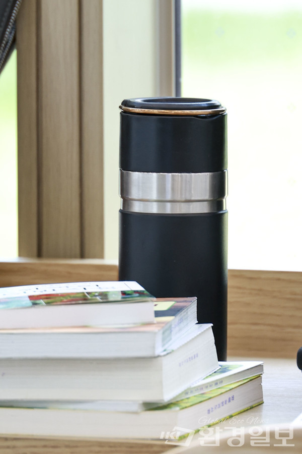 일회용품을 사용하지 않는 도서관에는 이용객들이 자연스럽게 텀블러를 사용하는 문화가 조성되고 있었다. /사진=이다빈 기자