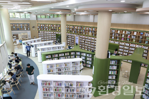 방배숲환경도서관은 중앙정원을 중심으로 햇살과 풀 등 자연을 느낄 수 있는 문화적 공간을 조성하고 있다. /사진=이다빈 기자