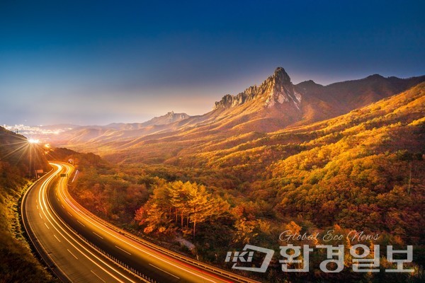 일반부문 사진 대상 ‘설악산국립공원 가을로 가는 길‘ 신동하 作 /자료제공=국립공원공단