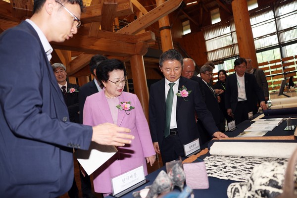 이배용 한지살리기재단 이사장과 남성현 산림청장이 한지전시물을 둘러보고 있다. /사진=국립산림과학원