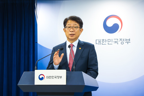 박상우 국토교통부 장관은 “지난 27일 경·공매 시스템을 활용한 전세사기 피해자 주거안정 지원 강화방안을 제시한 만큼 대안의 내용 그 자체에 주목하여 어느 대안이 더욱 신속하고 실질적이며 타당한 방법으로 지원해 주는가를 꼼꼼히 따져서 판단해 주시길 부탁드린다”라고 밝혔다. /사진제공=국토교통부