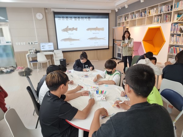 국립낙동강생물자원관은 단위학교 맞춤형 생물·생태·환경 관련 체험교육 기회 확대를 위해 생태전환교실을 추진 중이다. 지난해에는 4월부터 11월까지 낙동강을 중심으로 담수생물, 담수생태환경, 생물다양성보전, 기후위기 및 탄소중립 등 자원관 특화 프로그램이 24개교에서 진행됐다. /사진제공=국립낙동강생물자원관