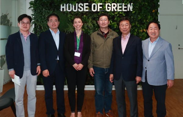 스테이트 오브 그린 관계자와 기념촬영 /사진제공=용인시