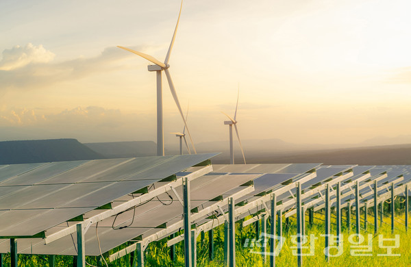 윤석열 정부 들어 수립된 10차 전기본에서는 이전의 재생에너지 2030 발전 비중 목표를 30.2%에서 21.6%로 대폭 낮췄다. /사진=환경일보 DB