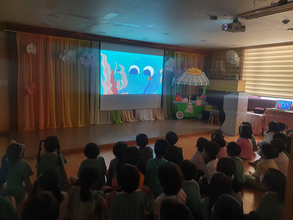 시네마그린틴에 참여한 학생들이 환경영화를 관람하고 있다. /사진제공=환경재단