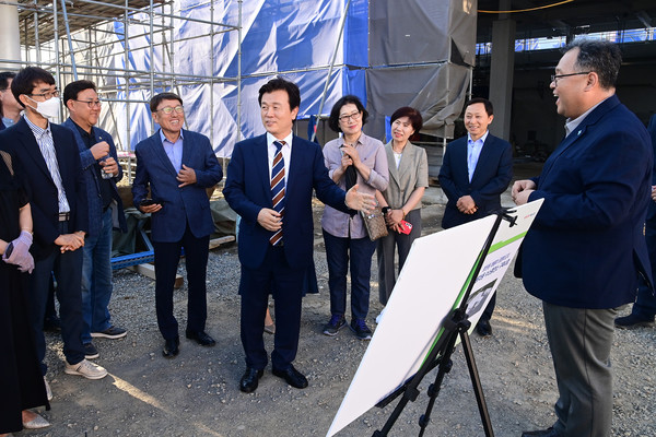 '호탄동 상용차용 수소충전소구축’ 사업 현장 점검 /사진제공=진주시