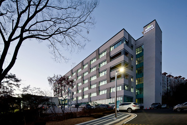 한국환경산업기술원은 2017년 세계은행을 시작으로 2018년 미주개발은행, 2019년 아시아개발은행, 2022년 중미경제통합은행 및 2023년 아프리카개발은행과 환경협력 양해각서를 체결하며 주요 다자개발은행과의 협력을 공고히 했다.