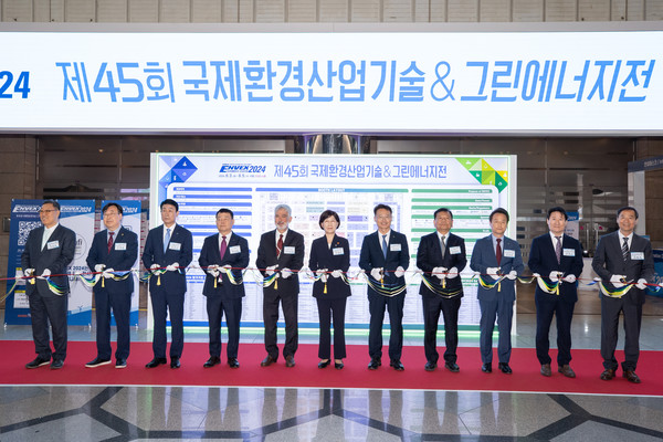한화진 환경부장관(왼쪽 여섯 번째)이 3일 서울 코엑스에서 열린 ‘제45회 국제환경산업기술&그린에너지전(ENVEX2024)’ 개막식에 참석해 국내‧외주요 내빈들과 함께 테이프 컷팅에 앞서 기념촬영을 하고 있다. /사진=환경부