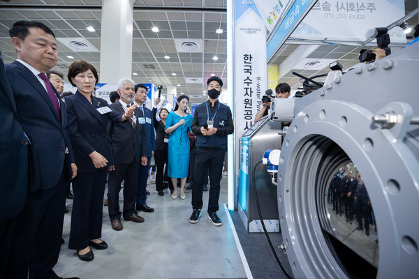 한화진 환경부장관이 3일 서울 코엑스에서 ‘제45회 국제환경산업기술&그린에너지전(ENVEX2024)’ 개막식을 마치고 전시장 내 참여 기업 부스를 둘러보고 있다. /사진=환경부