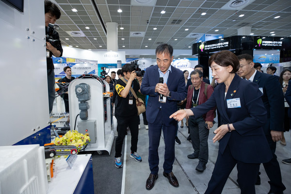 한화진 환경부장관이 3일 서울 코엑스에서 ‘제45회 국제환경산업기술&그린에너지전(ENVEX2024)’ 개막식을 마치고 전시장 내 참여 기업 부스를 둘러보고 있다. /사진=환경부