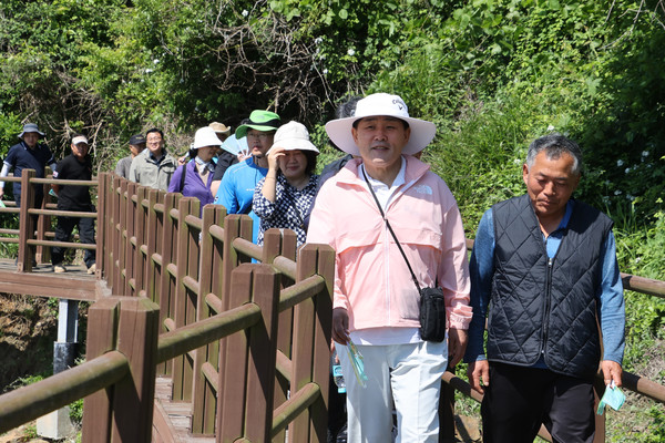 문경복 옹진군수가 소이작도 해작해작 갯티길 행사에서 참가자들과 산책을 하고있다./사진제공=옹진군