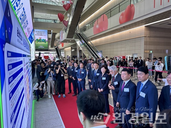 내빈들이 국제환경산업기술&그린에너지전에대한 브리핑을 듣고 있다. /사진=박준영 기자