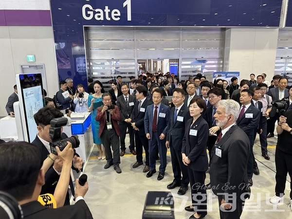 내빈들이 국제환경산업기술&그린에너지전에 참여한 전시기업의 부스에서 기술에 대한 설명을 경청하고 있다. /사진=박준영 기자