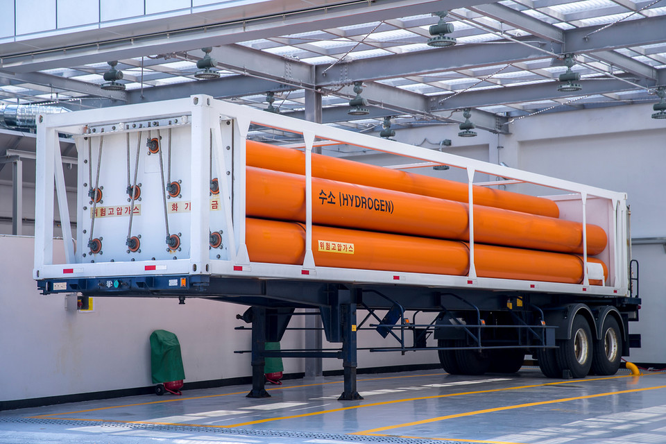 수소 트레일러. 한국은 현재 재생에너지 부족으로 그레이 수소 위주로 생산이 이뤄지고 있으며, 청정수소가 거의 생산되지 않는 실정이다.  /사진=환경일보DB