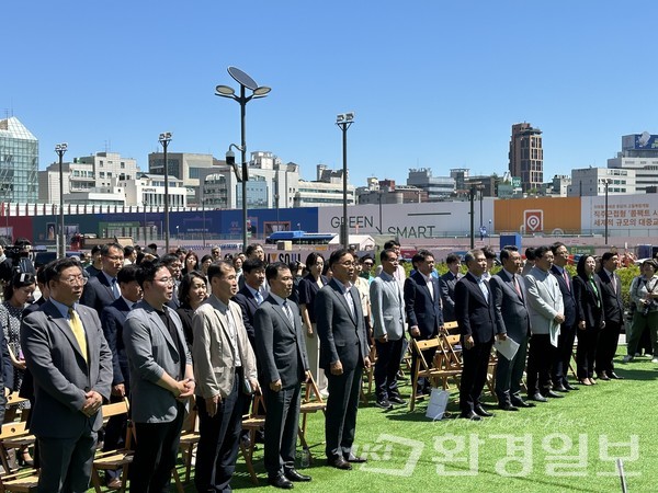 강남 그린 페스티벌에 참석한 내빈들이 애국가를 제창하고 있다. /사진=박준영 기자