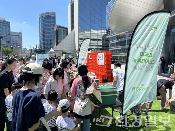 '강남 그린 페스티벌' 부스에서 행사를 진행하고 있다. /사진=박준영 기자