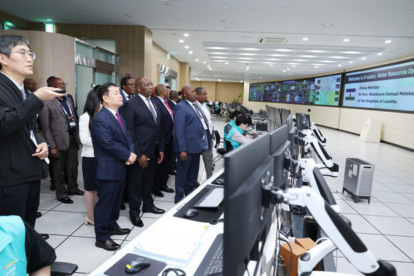 레소토 은초코아네 샘 마테카네(Ntsokoane Samuel Matekane) 총리가 