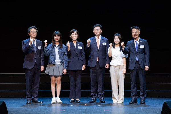 한화진 환경부장관이 5일 경기도 용인시 용인포은아트홀에서 열린 ‘제29회 환경의 날’ 기념식에 참석하여 이상일 용인특례시장, 조홍식 기후환경대사, 신진수 한국환경보전원장 등 참석자들과 기념촬영을 하고 있다.