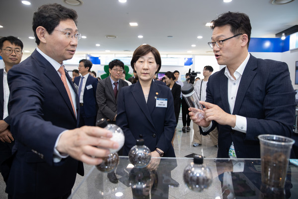 한화진 환경부장관이 5일 경기도 용인시 용인포은아트홀에서 열린 ‘제29회 환경의 날’ 기념식에 참석하여 이상일 용인특례시장과 함께 기업의 친환경 노력을 소개하는 홍보부스를 관람하고 있다.