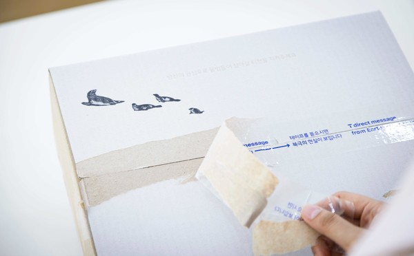 SKT 모델이 T다이렉트샵 신규 캠페인 포장박스를 소개하고 있다. /사진제공=SKT