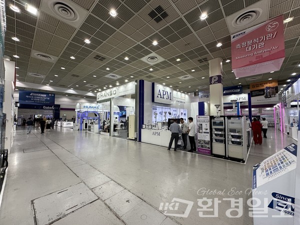 측정분석기관/대기관 부스에는 배출가스와 유해물질, 소음 관련 측정·분석기기와 유해가스 처리, 실내 공기질 개선 제품 등이 전시됐다. /사진=박준영 기자