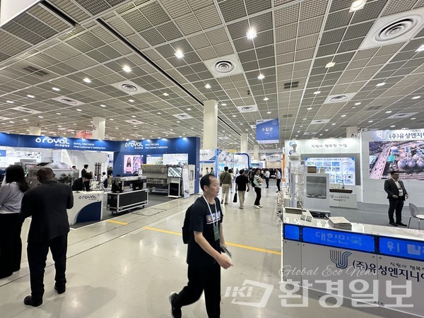 수질관에는 하·폐수, 축산폐수처리와 하천 정화, 미생물 생장, 먹는 물 수질개선을 위한 기술과 제품 등이 전시돼 있었다. /사진=박준영 기자