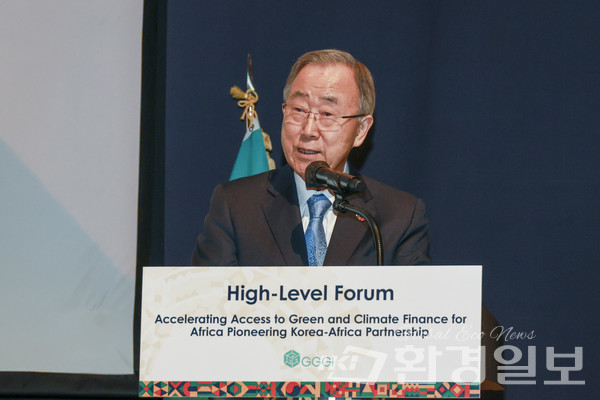 반기문 글로벌녹색성장연구소(GGGI) 총회·이사회 의장은 4일 열린 ‘한-아프리카 정상회담 고위급포럼’에서 "기후변화와 적응, 완화를 위한 대책을 마련하는 동시에 민간파트너십을 만들고 녹색기후금융 가속화를 위해 더 많은 국가, 기관이 협력해야 한다”고 말했다. /사진=이다빈 기자