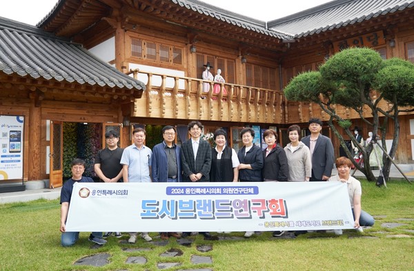 도시브랜드연구회 회원과 관계자들 /사진제공=용인시의회