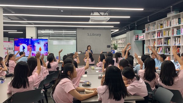 지난 6월 3월 동도중학교에서 진행된 ‘학교에서 만나는 독서의 즐거움’ 프로그램 /사진제공=마포구