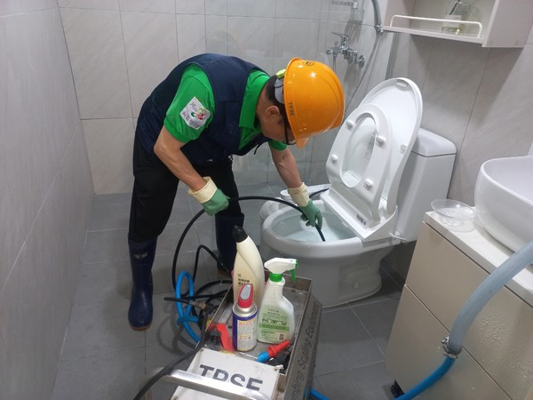 특수클리닝 작업 중인 모습 /사진제공=학교환경개선지원센터