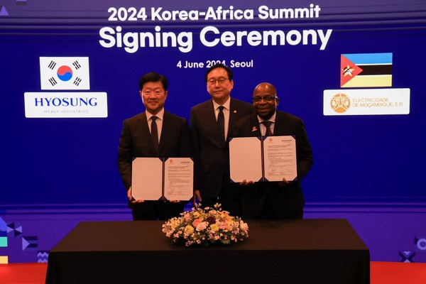 효성중공업이 '한-아프리카 비즈니스 서밋'에서 모잠비크에 대규모 전력기기를 공급하는 계약 체결식 행사를 가졌다. 왼쪽부터 효성중공업 우태희 대표, 산업통상자원부 정인교 통삽교섭본부장, 모잠비크 EDM 마르셀리노 알베르토 CEO /사진제공=효성중공업