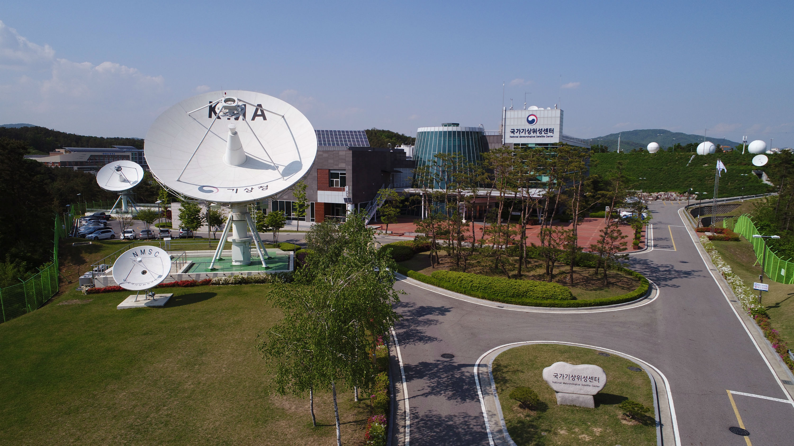 2003년 천리안위성1호 개발에 착수하면서 2009년 국가기상위성센터가 신설됐다.