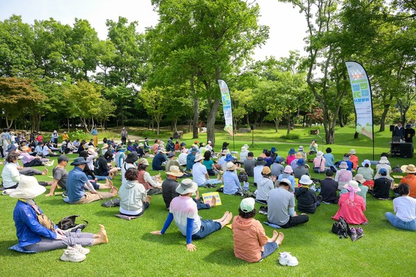 순천만 국가정원 맨발걷기 체험 /사진제공=순천시