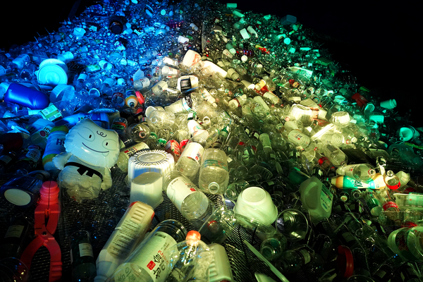 6월5일 수요일 환경의 날을 맞아 환경운동연합은 폐플라스틱으로 만들어진 대형 조형물 ‘플라스틱 구토’를 오후 6시 환경운동연합 마당에서 공개했다. /사진=환경운동연합