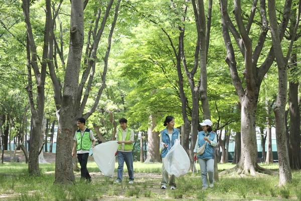 한국마사회와 한국농수산식품유통공사 임직원 봉사단 합동 플로깅