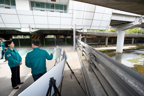 한화진 환경부장관이 7일 서울 도림천을 방문해 인공지능 홍수예보 계획과 지하방수로 사업 등을 점검하고, “도심지역은 하천 폭이 좁아 집중호우 시 수위가 급격하게 상승하는 경우가 많은 만큼 유관기관 간 사각지대가 없도록 긴밀히 협력하여 신속한 대응을 준비해 줄 것”을 당부하고 있다. /사진제공=환경부