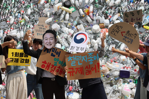 서울환경연합과 환경운동연합이 컵보증금제와 플라스틱 규제를 외면하는 정부 규탄 기자회견을 진행했다. /사진제공=서울환경연합ㅋ