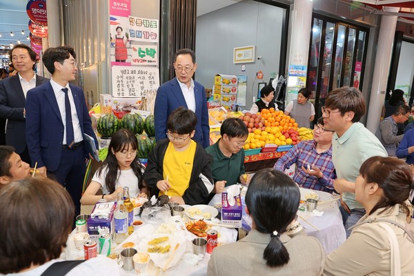 해남군, 매일시장 야시장 개장 명현관 군수 매일시장을 둘러보고 있다 / 사진제공=해남군