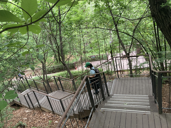 경사로가 꺾이는 구간마다 계단을 설치했다. /사진제공=풀씨행동연구소