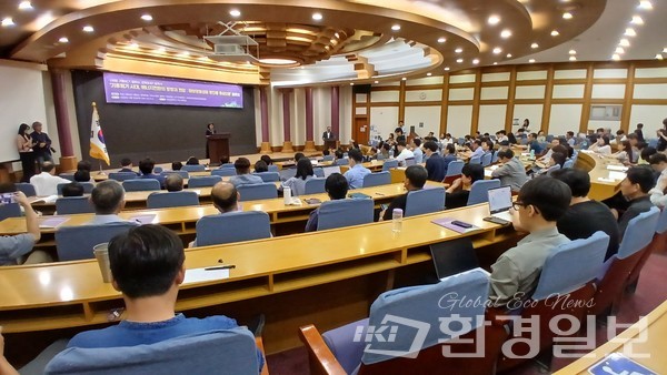 13일 국회의원회관에서 열린 '기후위기 시대, 에너지 전환의 방향과 전망 : 태양광활성화 방안을 중심으로' 토론회 전경 /사진=김인성 기자