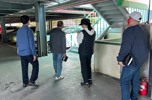 합동 점검반이 공영주차장 점검 /사진제공=수원시